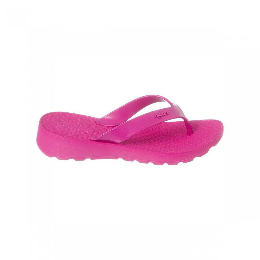 Na imagem temos um lindo chinelo de dedo feminino Dijean todo na cor pink com solado tratorado. Conforto e estilo para os pés!