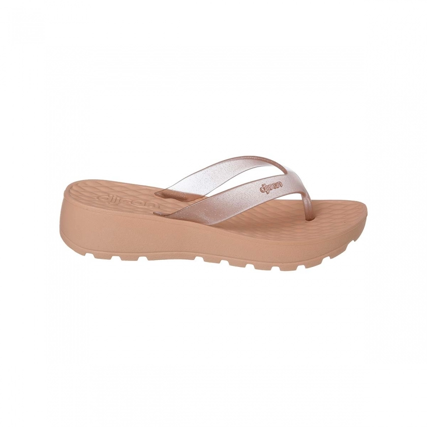 Na imagem, um chinelo Dijean 282 feminino na cor Macadâmia, com solado de E.V.A super confortável e sola de aproximadamente 4 cm. 