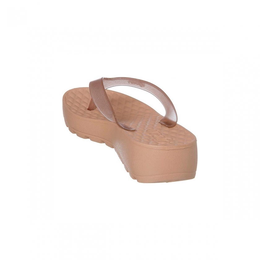 Na imagem, um chinelo Dijean 282 feminino na cor Macadâmia, com solado de E.V.A super confortável e sola de aproximadamente 4 cm. 