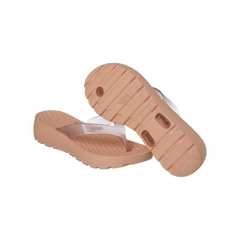 Na imagem, um chinelo Dijean 282 feminino na cor Macadâmia, com solado de E.V.A super confortável e sola de aproximadamente 4 cm. 