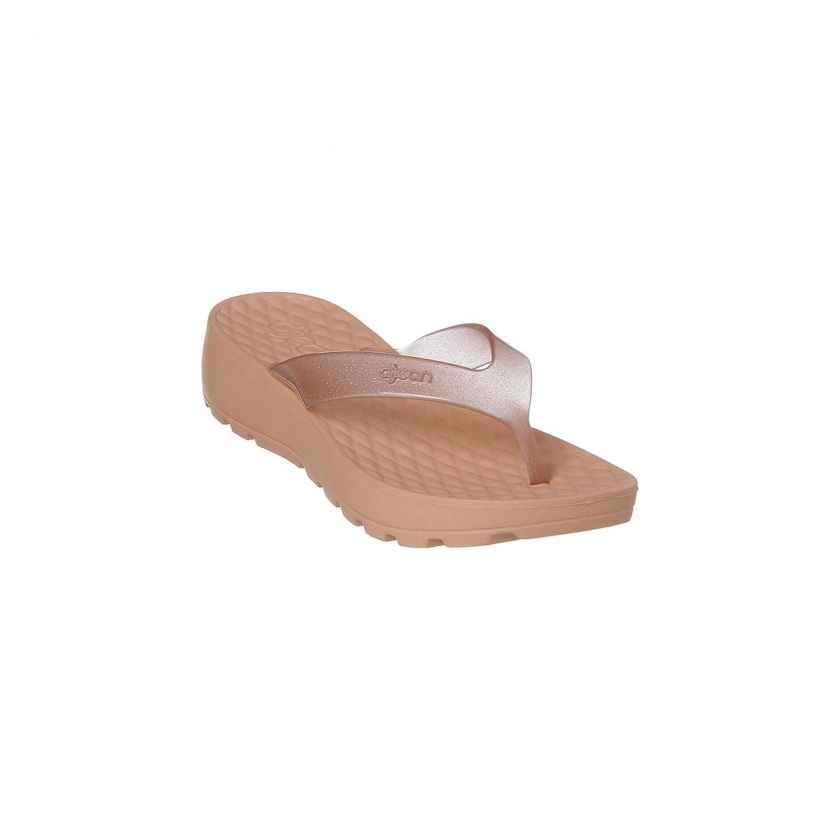 Na imagem, um chinelo Dijean 282 feminino na cor Macadâmia, com solado de E.V.A super confortável e sola de aproximadamente 4 cm. 