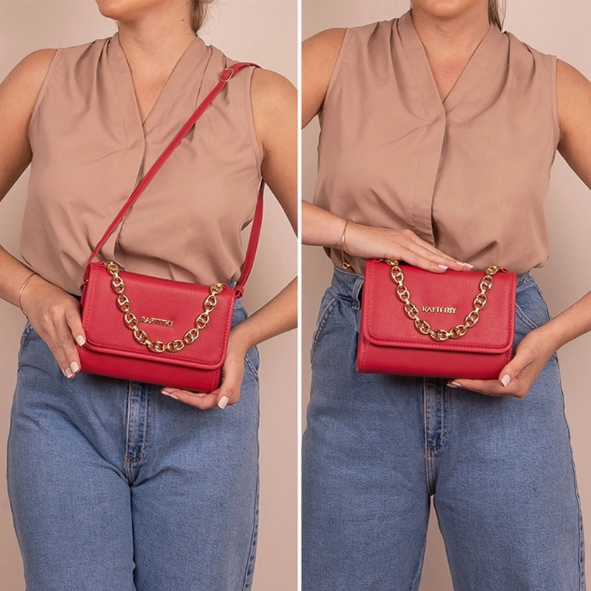 A mini bolsa feminina Rafitthy em vermelho com alça de corrente dourada é um acessório que combina elegância e modernidade. Seu tamanho compacto permite que você carregue apenas o essencial com estilo. O vermelho vibrante adiciona um toque de cor e sofisticação ao seu visual, enquanto a alça de corrente dourada acrescenta um elemento de luxo e glamour. Ideal para diversas ocasiões, esta bolsa é perfeita para complementar looks tanto para eventos especiais quanto para o dia a dia. Fabricada com a qualidade característica da Rafitthy, esta mini bolsa é uma escolha refinada para mulheres que buscam elegância e praticidade em seus acessórios.