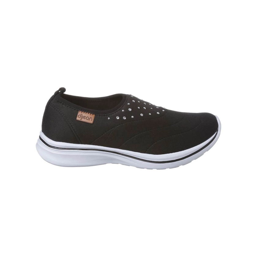Na imagem temos um lindo tênis calce fácil feminino Dijean na cor preta com aplicações de pedrinhas de strass na parte da frente do calçado. Conforto e estilo para os pés.