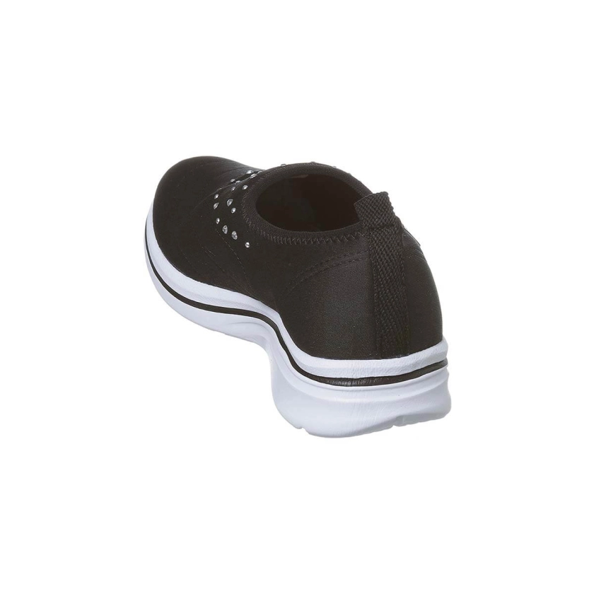 Na imagem temos um lindo tênis calce fácil feminino Dijean na cor preta com aplicações de pedrinhas de strass na parte da frente do calçado. Conforto e estilo para os pés.