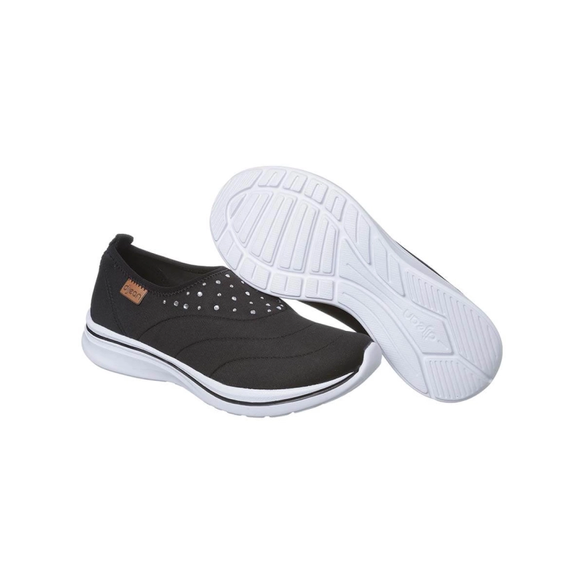 Na imagem temos um lindo tênis calce fácil feminino Dijean na cor preta com aplicações de pedrinhas de strass na parte da frente do calçado. Conforto e estilo para os pés.