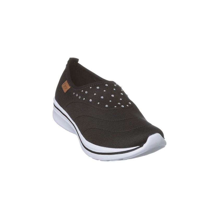 Na imagem temos um lindo tênis calce fácil feminino Dijean na cor preta com aplicações de pedrinhas de strass na parte da frente do calçado. Conforto e estilo para os pés.