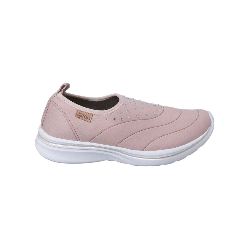 Na imagem, lindo tênis calce fácil feminino Dijean na cor rosa blush com aplicações de pedrinhas de strass na parte da frente do calçado. Conforto e estilo.