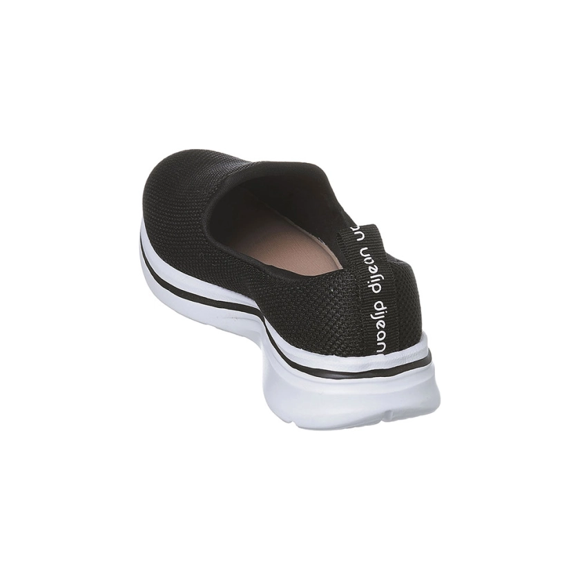 Na imagem temos um lindo tênis slip on feminino Dijean na cor preta, básico e confortável para o dia a dia.
