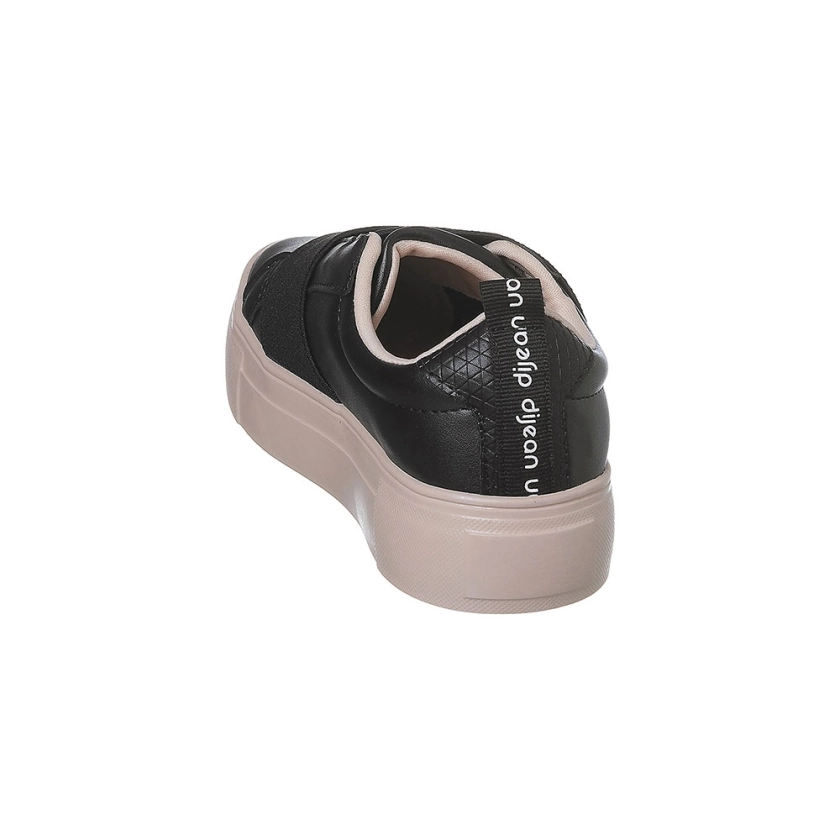 Na imagem temos um lindo tênis slip on feminino Dijean na cor preta, com detalhe em faixa elástica. 